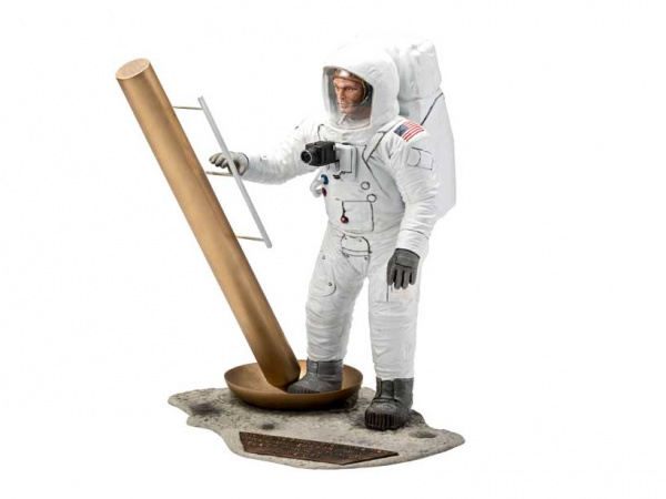 03702 Revell Apollo 11 астронавт на Луне (1:8)